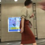 No.324オレンジタイトスカートが巨尻の圧でパンティラインクッキリの赤っ恥お姉さん