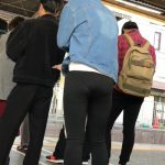 【718】堂々と穿きこなせばそれがスタンダード…ホントにそうなの？ピチピチ黒レギンス女子