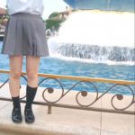 暴風にスカートをめくられる制服美少女